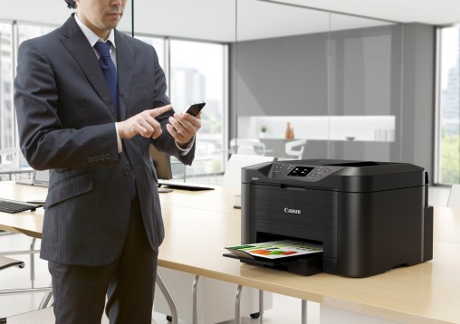 A young go-getter prints directly from his smartphone on the Canon Maxify MB 5060 5.